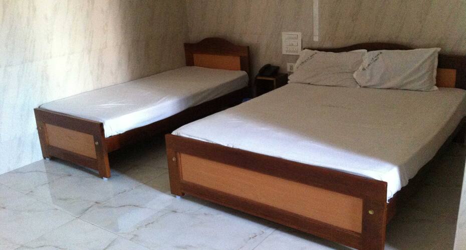Sri Shanmugar Mahal and Lodging AC, Tiruchendur 5